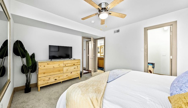 2 bd 2 ba Stylish Oasis! Minutes 2 downtown with pool, hot tub, & free parking!