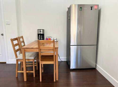Spacious 3 Bedroom Suite in Burnaby Free Parking, Full Kitchen, Near Transit