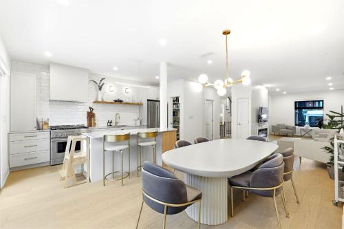 Beautiful 5BR Family Home Near Lake & Downtown