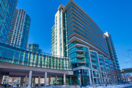 Stunning DT Waterfront Suite with Swimming Pool
