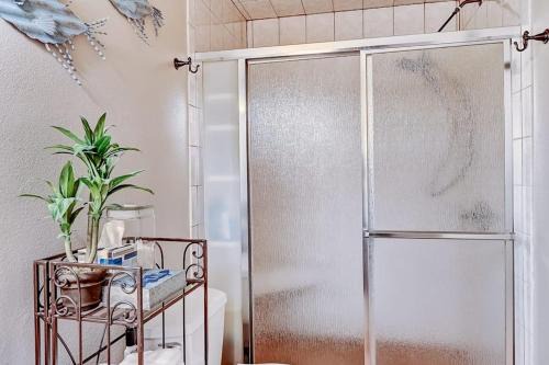 2-Story Townhouse with Balcony, Outdoor Pool, Tennis, Grill, Basketball, & AC
