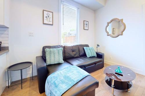 StayStreet Suites - Modern & Bright Queen Suite