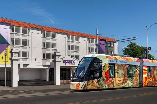 Spark by Hilton Kansas City Plaza Streetcar