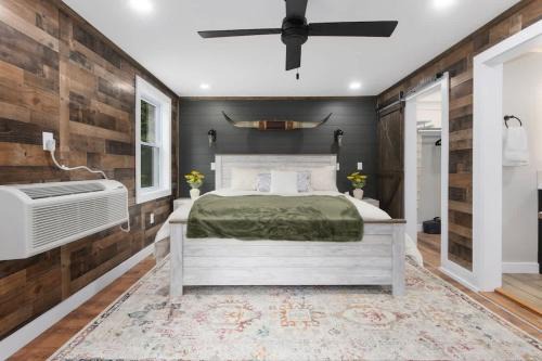 Stylish KC FarmhouseHugeFencedYard