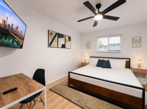 Central Hyde Park 2BR king suites close to UT, Moody Center, DT