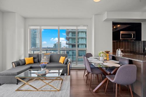 Cozy 2 Bedroom Condo in Dunfield Ave Downtown Toronto