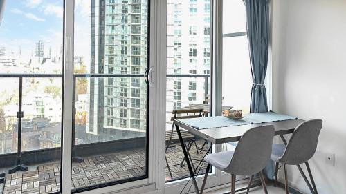 Absolute Heart of Toronto Electric Downtown Studio by Eaton Centre & Dundas Sq