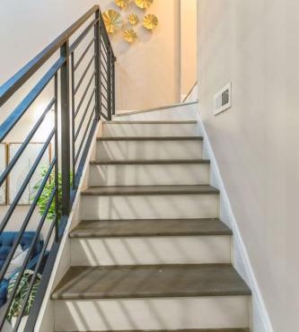 Large Bi-Level 2BR Loft in Old City that Sleeps 8