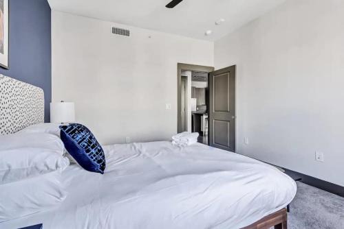 Boulevard Stays Dashing 1BR Suite Pool Parking Gym H