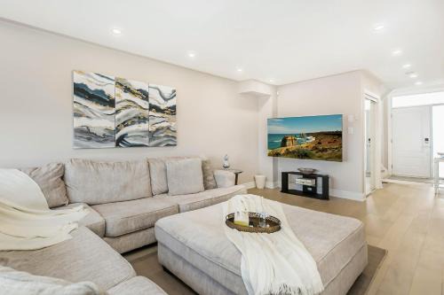 Bright 4 BR Family Home , Sleeps 8, Near Wonderland and Vaughan Mills