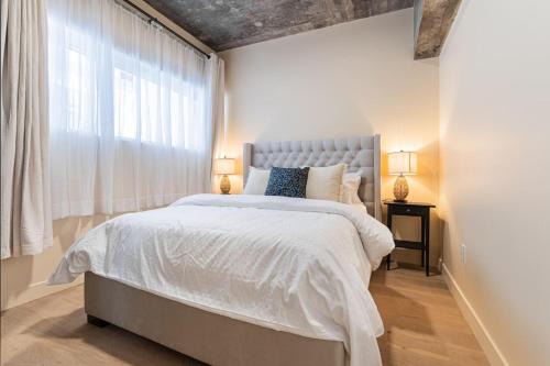 2BR Downtown Suite with Balcony