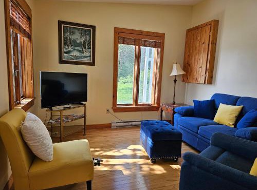 Oceanfront Garden Cottage - Gateway to Attractions and Towns, Private Cove Mooring